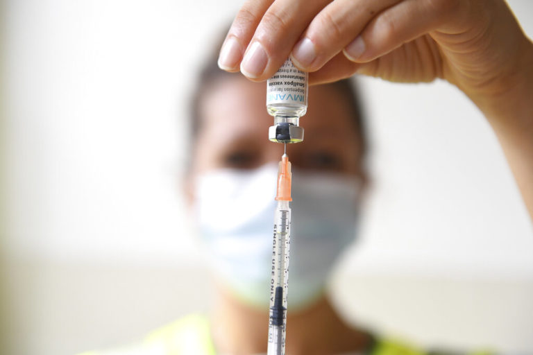 Γαλλία: Η κυβέρνηση στοχεύει να ξεκινήσει τον εμβολιασμό των πουλιών για τη γρίπη των πτηνών