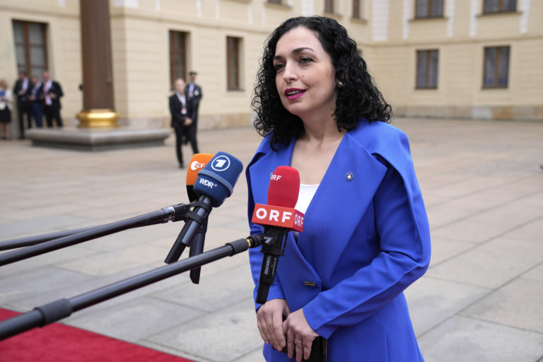 Σερβία-Κόσοβο: Επίσημο αίτημα για την ένταξη στην ΕΕ υπέγραψε η πολιτική ηγεσία του Κοσόβου