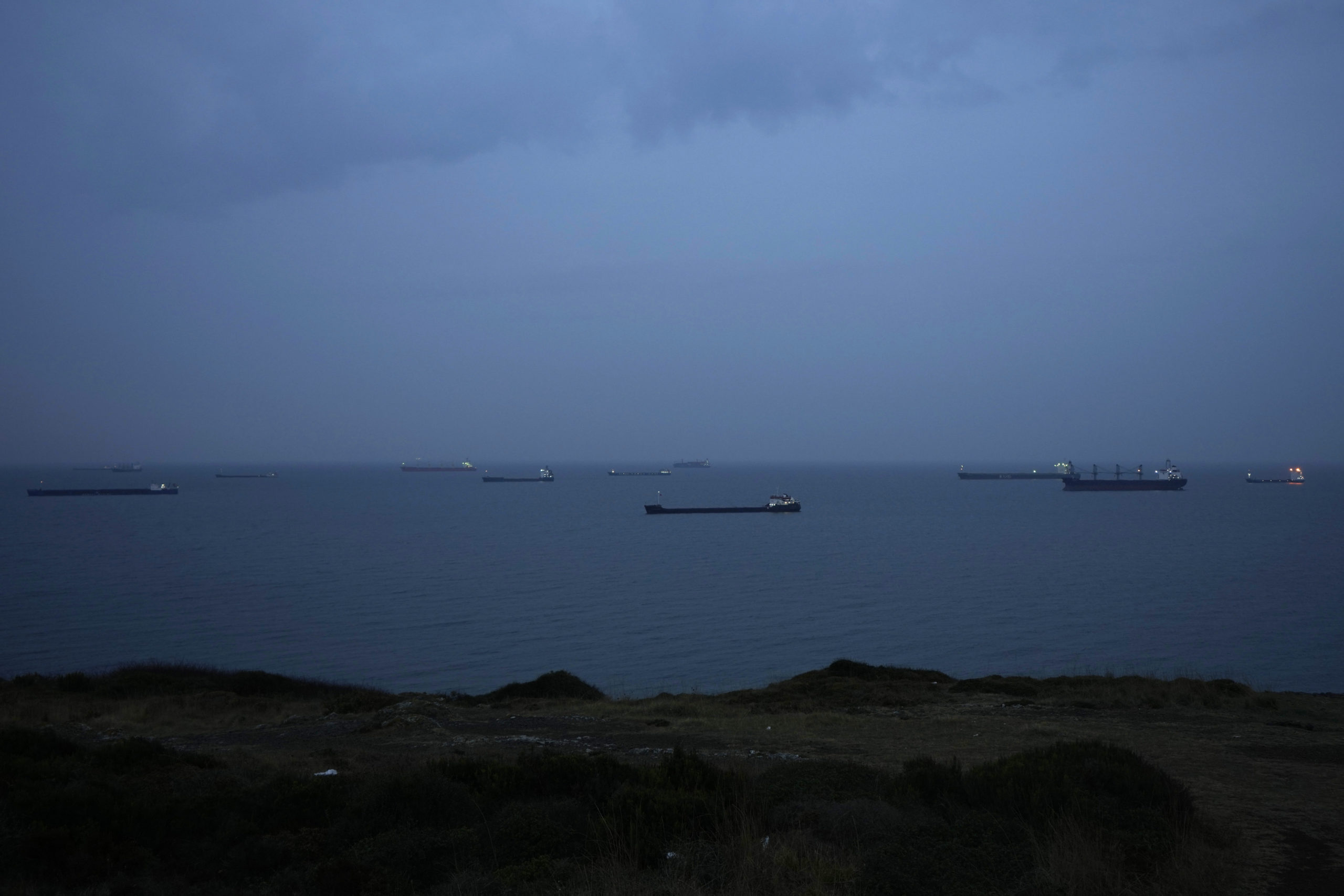 Τουρκία: Πετρελαιοφόρα δεξαμενόπλοια «εγκλωβισμένα» μετά την επιβολή πλαφόν στην τιμή του ρωσικού πετρελαίου