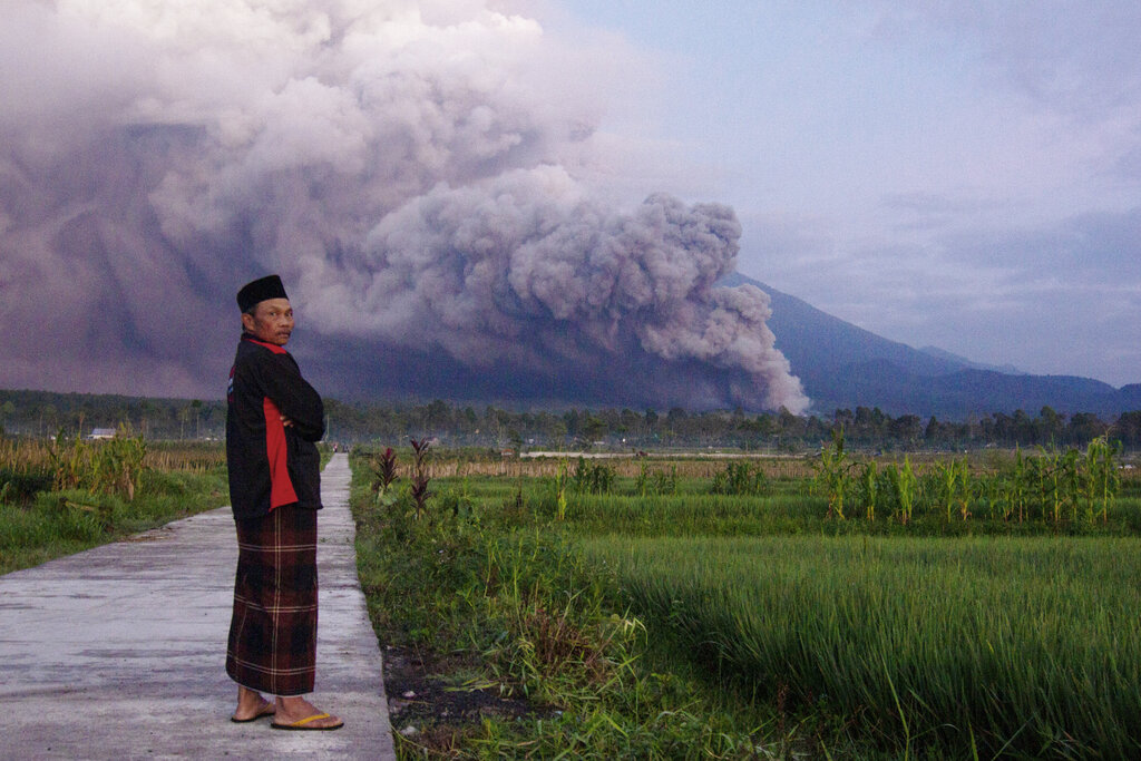 Ινδονησία: Οι αρχές κηρύσσουν συναγερμό έπειτα από έκρηξη στο ηφαίστειο Σεμερού