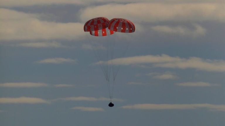 NASA: Το διαστημόπλοιο Orion επέστρεψε στη Γη μετά το ταξίδι του γύρω από τη Σελήνη