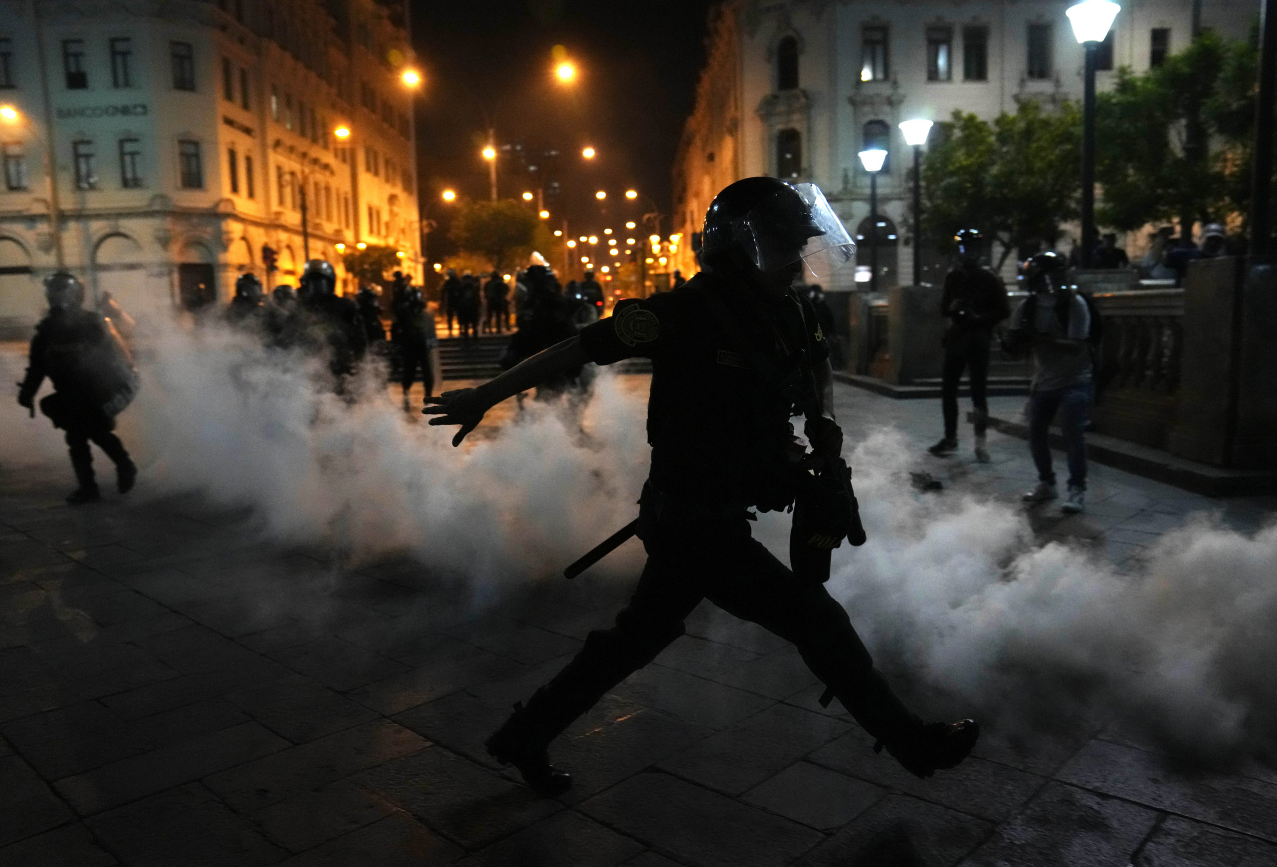 Nέες διαδηλώσεις στο Περού: Απέκλεισαν την πίστα του αεροδρομίου της Αρεκίπα και έναν αυτοκινητόδρομο στο Κούσκο