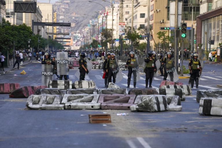 Περού: Πέντε νεκροί σε διαδηλώσεις εναντίον της νέας προέδρου – Μεξικό, Αργεντινή, Βολιβία και Κολομβία στηρίζουν Καστίγιο