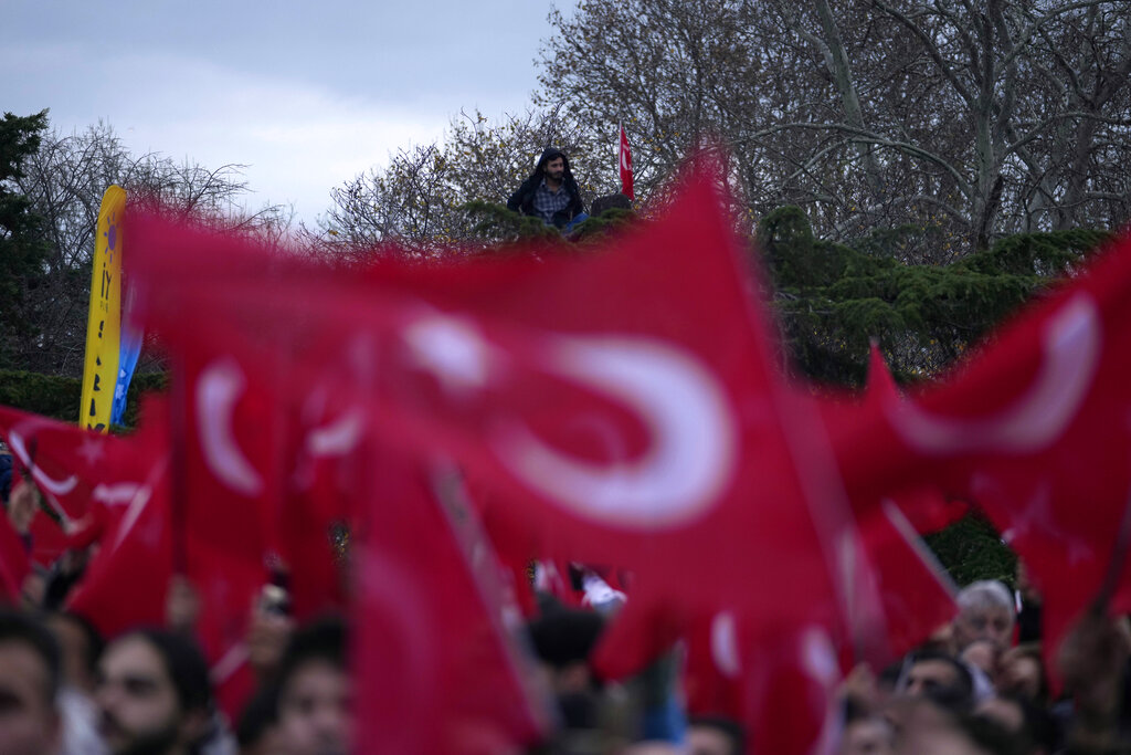 Τουρκία: Αποφυλακίστηκε ο πρώτος δημοσιογράφος που τέθηκε υπό κράτηση με βάση το νόμο για τη διασπορά ψευδών ειδήσεων