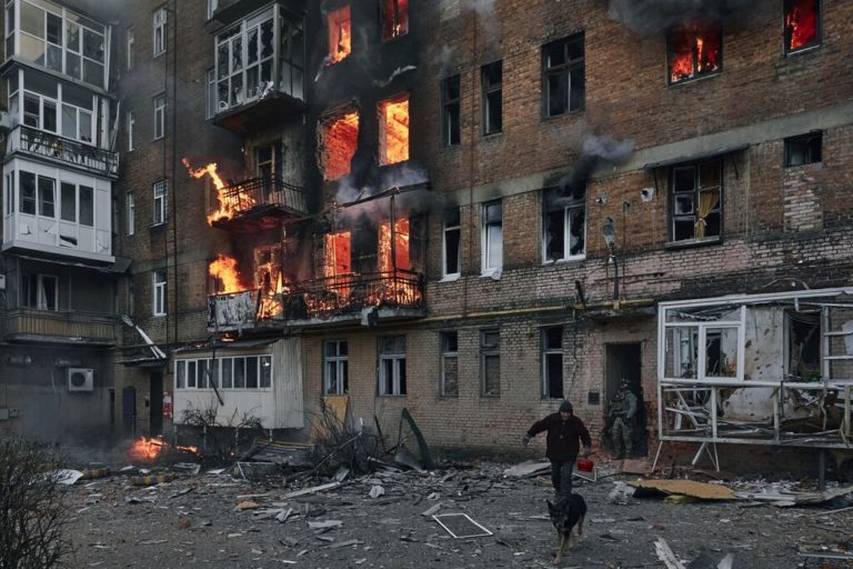 Ουκρανία: Τουλάχιστον 10 νεκροί και 58 τραυματίες από ρωσικό βομβαρδισμό στη Χερσώνα
