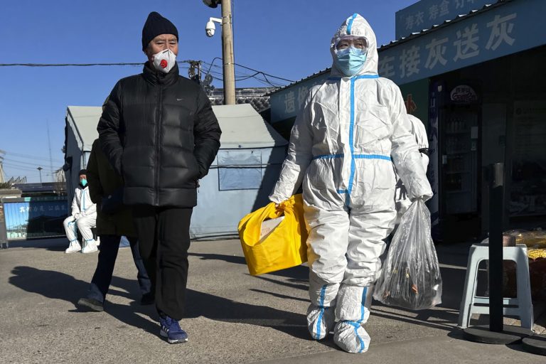Κίνα: Προετοιμάζεται για τρία πανδημικά κύματα κορονοϊού – Κλείνουν τη Δευτέρα τα σχολεία στη Σανγκάη