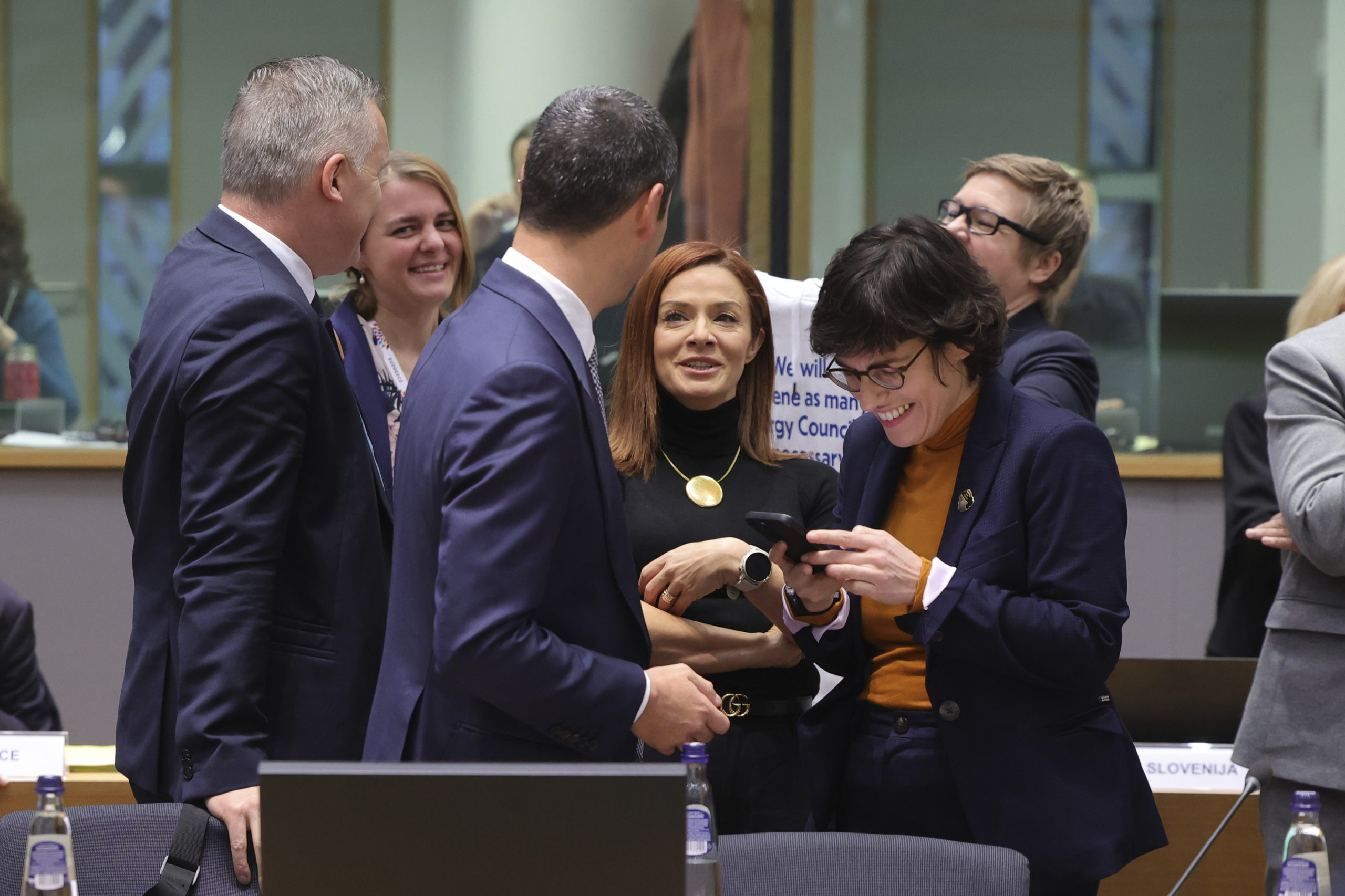 Βρυξέλλες: Έκλεισε η συμφωνία για το φυσικό αέριο – Στα 180 ευρώ το πλαφόν