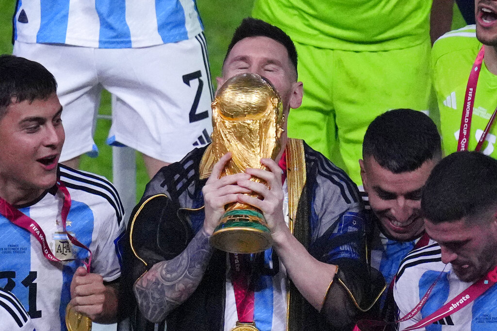 Goal: Ο Μέσι ζήτησε να παρουσιάσει το Παγκόσμιο Κύπελλο στο γήπεδο της Παρί Σεν-Ζερμέν