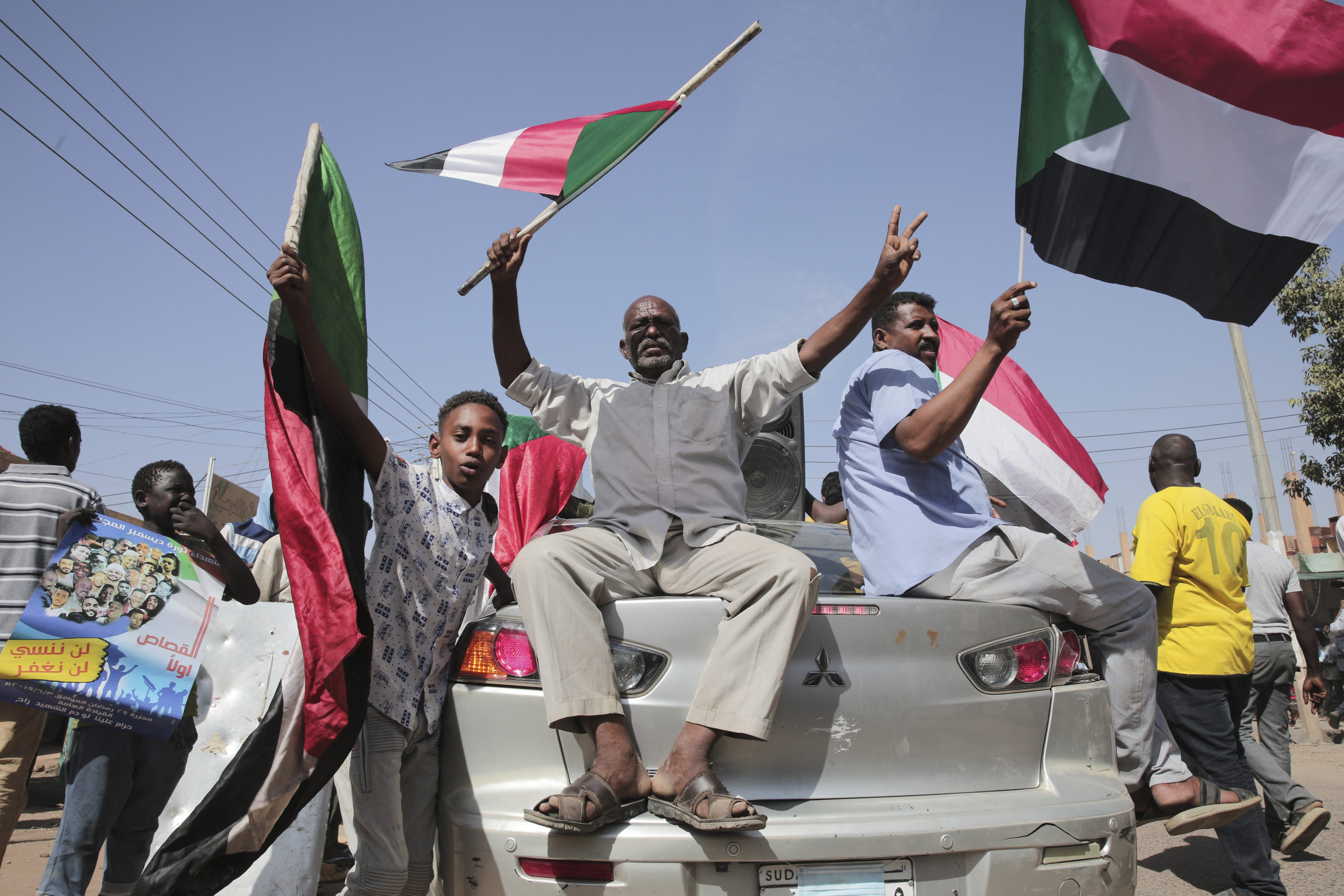 Σουδάν: Ο πρώην πρόεδρος Όμαρ αλ Μπασίρ αντιμέτωπος με τη θανατική ποινή αφού ανέλαβε την ευθύνη για το πραξικόπημα του 1989