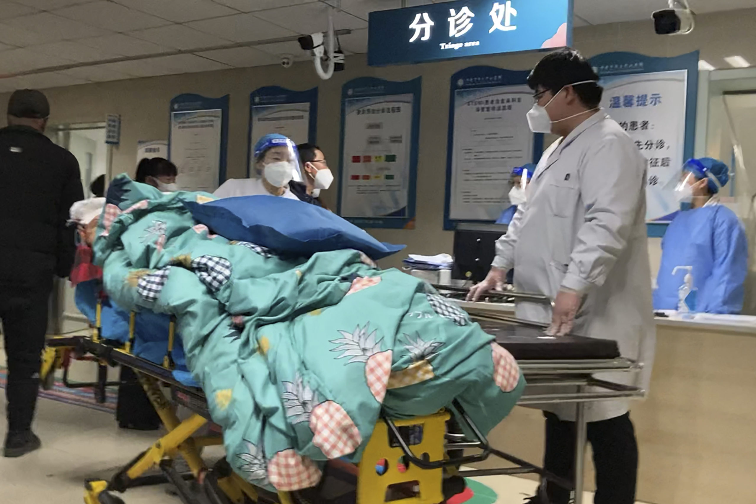 Κίνα: Για «τραγική μάχη» με το νέο κύμα κορονοϊού προειδοποιεί νοσοκομείο στη Σανγκάη