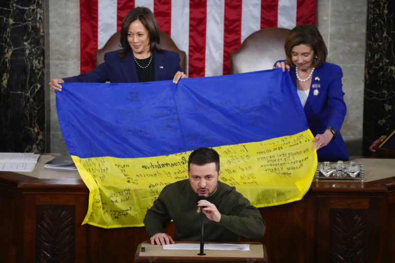 Oμιλία Ζελένσκι στο Κογκρέσο: Η βοήθεια των ΗΠΑ είναι «επένδυση» – Μπάιντεν: «Δεν θα μείνετε μόνοι»