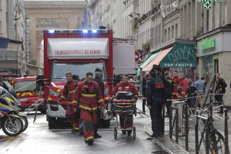 Παρίσι: Επίθεση με 3 νεκρούς & 3 τραυματίες – ΜΜΕ: Έγκλημα ρατσιστικού χαρακτήρα (video)
