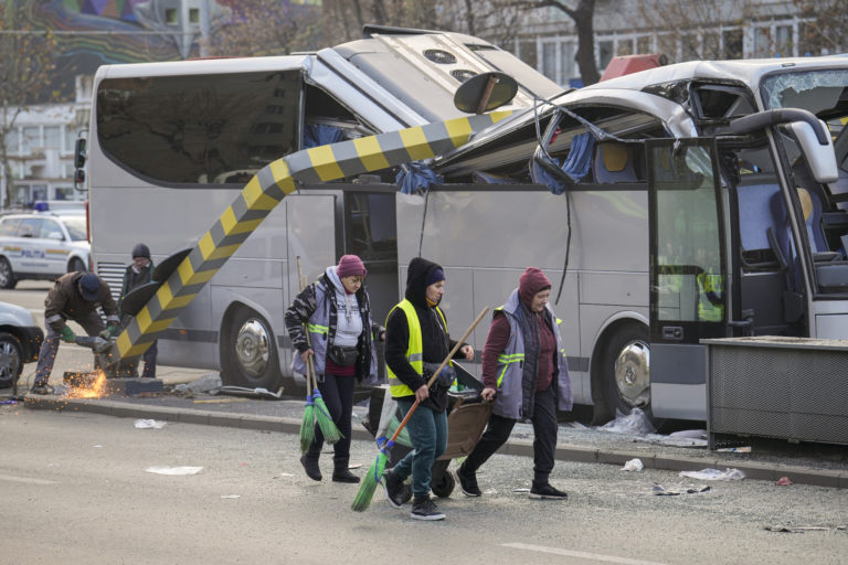 Δυστύχημα στο Βουκουρέστι: Ερευνούν τα αίτια της τραγωδίας με το λεωφορείο – Ένας νεκρός & 22 τραυματίες