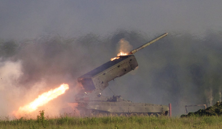 Πλάνα στο Twitter εμφανίζουν ρωσικό MLRS TOS-1A να εκτοξεύει θερμοβαρικά βλήματα στο Μπαχμούτ της Ουκρανίας