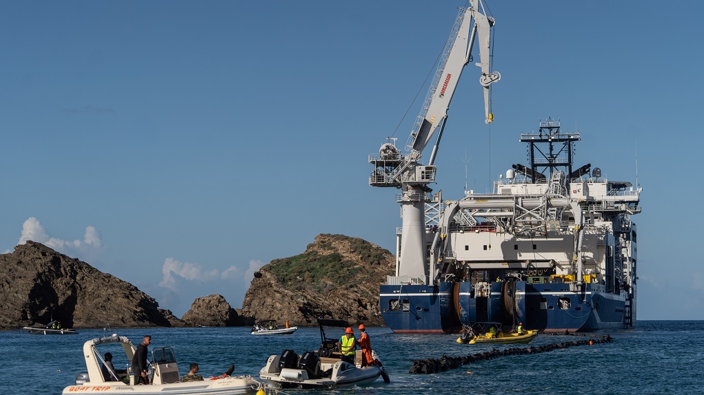 Ξεκίνησε η πόντιση του καλωδίου για την ηλεκτρική διασύνδεση Αττικής – Κρήτης