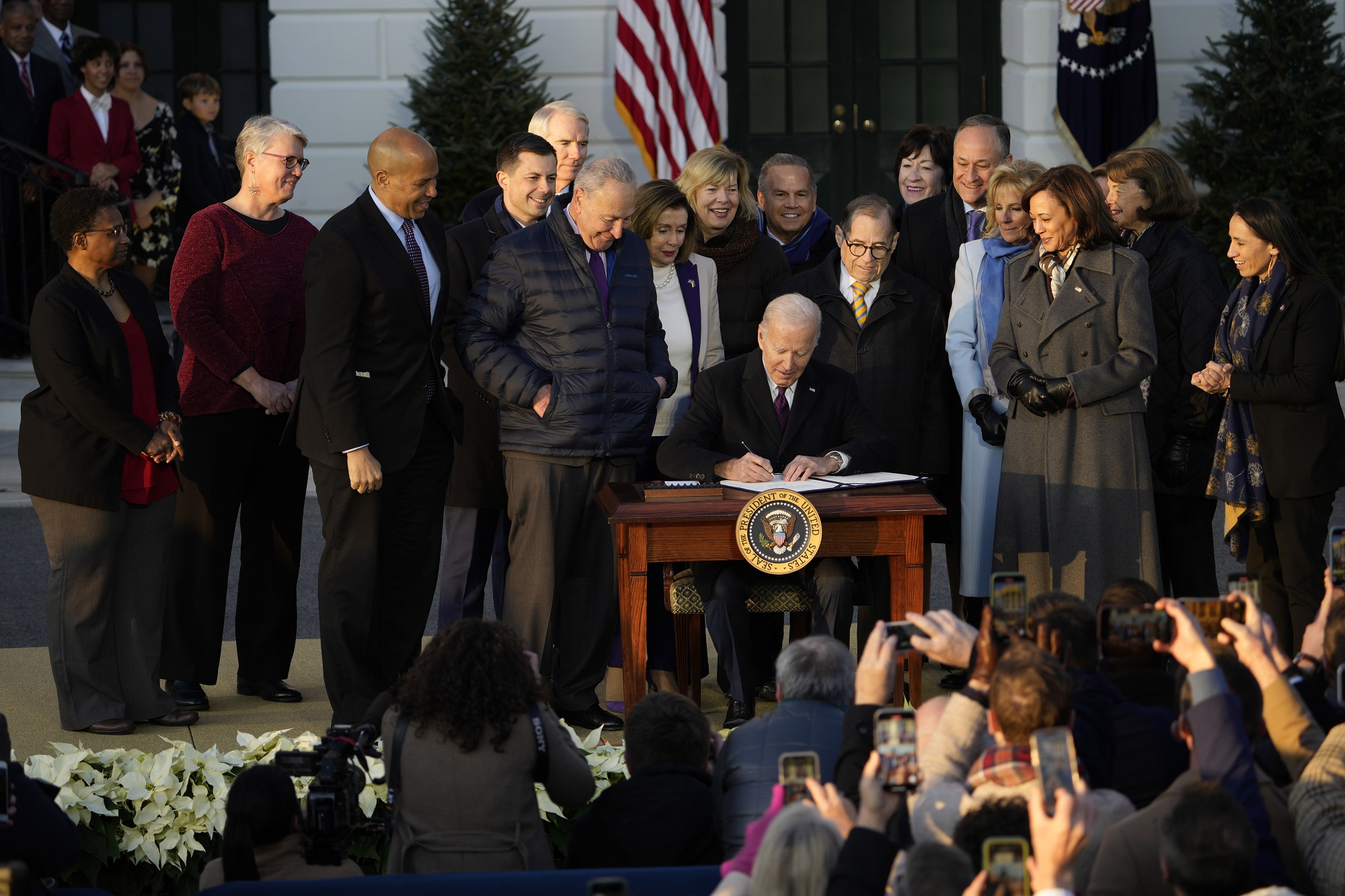 ΗΠΑ: Σε πανηγυρική τελετή υπέγραψε ο Τζο Μπάιντεν το νόμο για τους γάμους των ομοφυλόφιλων (photos)