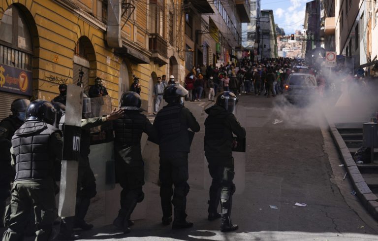 Βολιβία: Επεισόδια στη Σάντα Κρούς προκαλεί η σύλληψη του κυβερνήτη κατηγορούμενου για «τρομοκρατία»