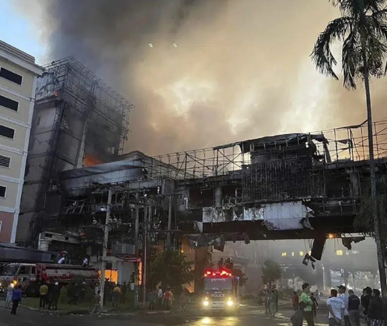 Καμπότζη: Στα καιόμενα ερείπια του ξενοδοχείου-καζίνο αναζητούν 8 αγνοουμένους – Τουλάχιστον 10 νεκροί και 30 τραυματίες