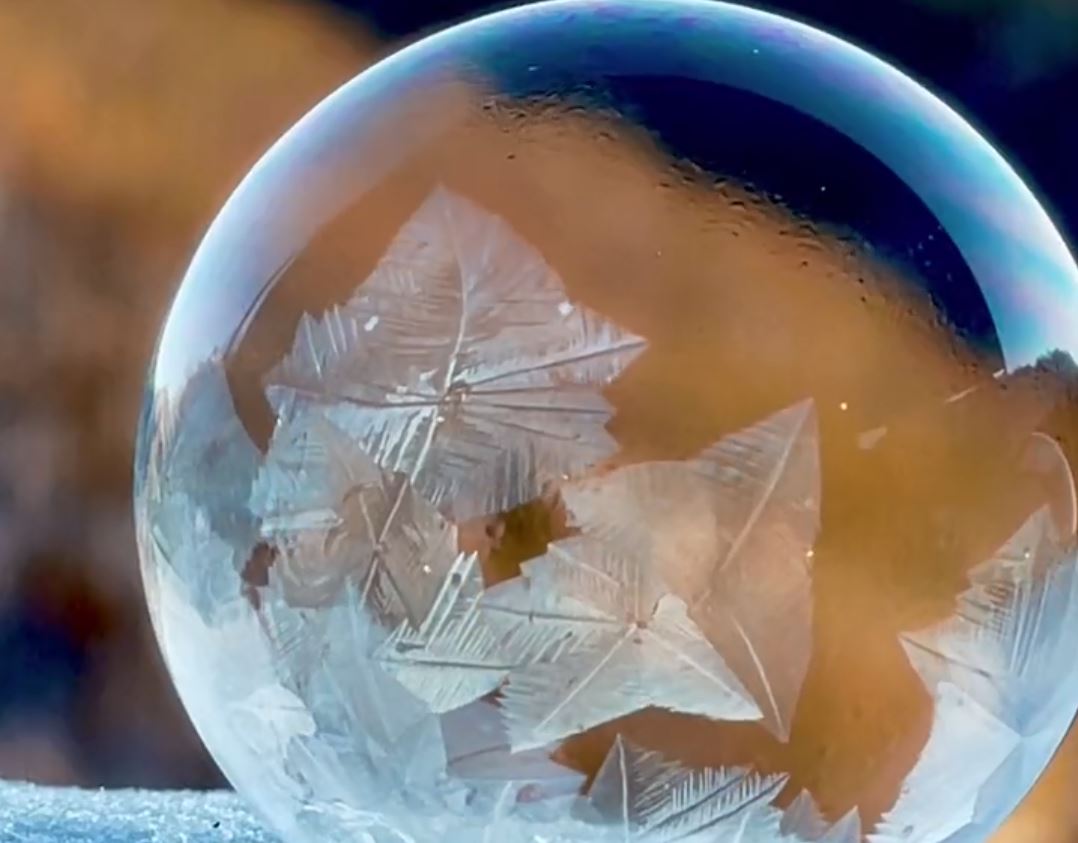 Βίντεο – ΗΠΑ: Σαπουνόφουσκα παγώνει και γίνεται χιονοκρύσταλλος μέσα σε λίγα δευτερόλεπτα