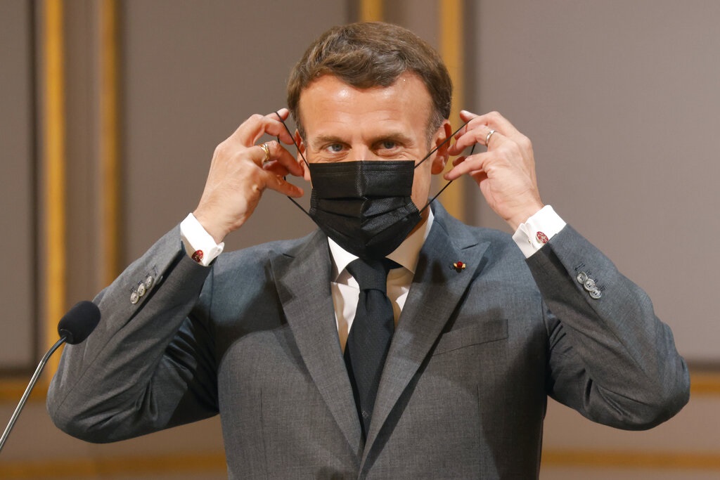 Κορονοϊός – Γαλλία: Ο Μακρόν ξαναβάζει τη μάσκα του για λόγους «ευθύνης»