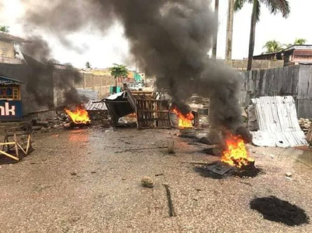 Αϊτή: Συμμορία δολοφoνεί 12 άτομα και πυρπολεί σπίτια
