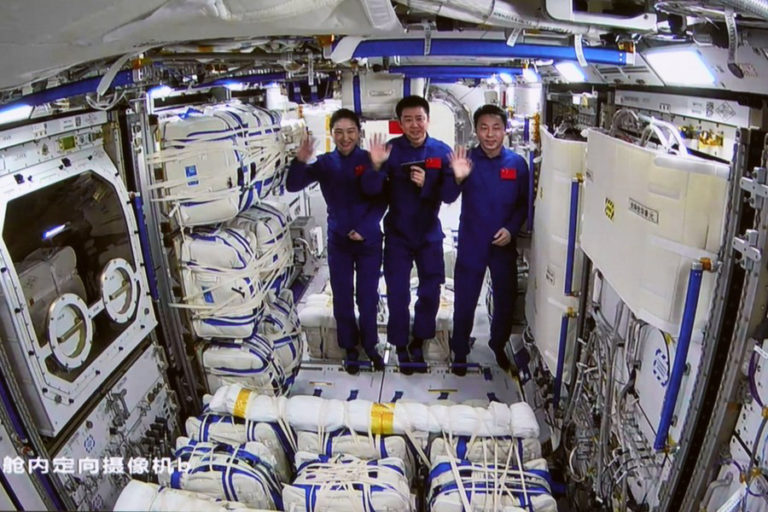 Τρεις κινέζοι αστροναύτες επιστρέφουν στη Γη με επιτυχία (φωτογραφίες)