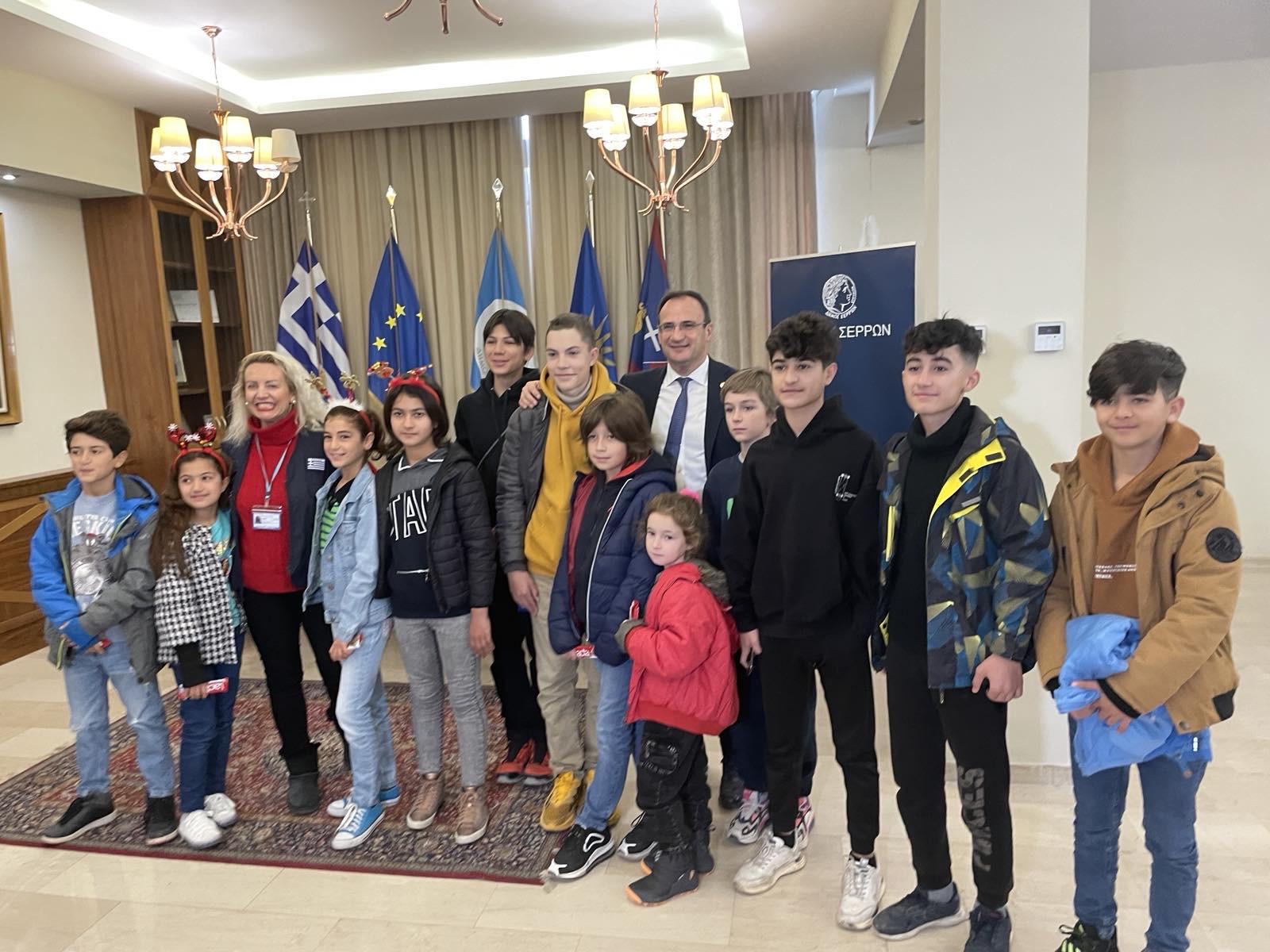 Σέρρες: Κάλαντα σε τέσσερις γλώσσες από τα παιδιά της Δομής προσφύγων στον Δήμαρχο Σερρών