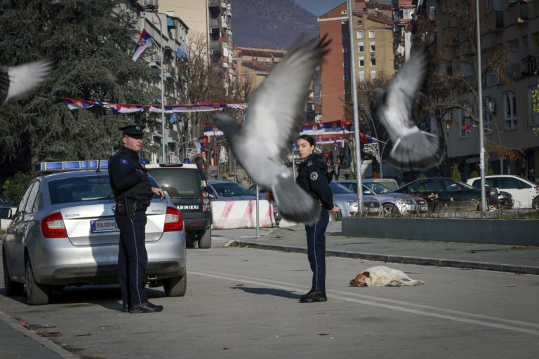 Σερβία-Κόσοβο: Αποσύρουν τα οδοφράγματα οι Σέρβοι του Κοσόβου (video)