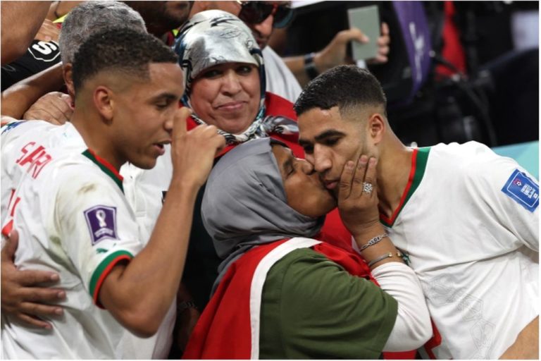 To μυστικό της επιτυχίας του Μαρόκου: Οι γονείς των παικτών στο Κατάρ – η αγάπη της μαμάς βοηθάει