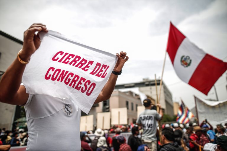 Περού: Καθαιρέθηκε και κρατείται ο πρόεδρος Πέδρο Καστίγιο – Εντολοδόχος πρόεδρος ορκίστηκε η Ντίνα Μπολουάρτε
