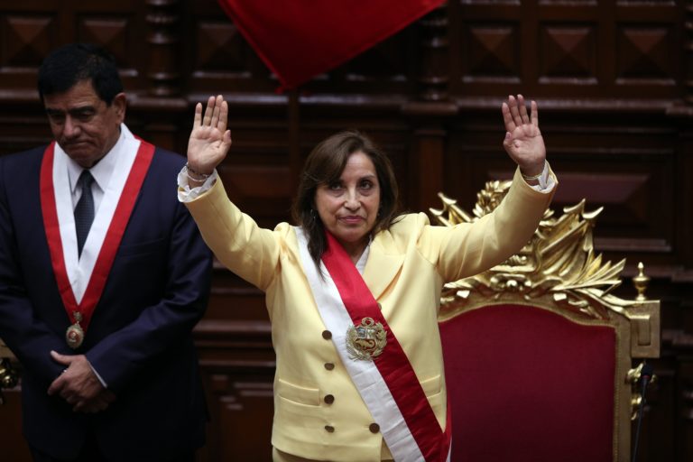 Περού: Η αντιπρόεδρος Ντίνα Μπολουάρτε αντικατέστησε τον Π. Καστίγιο στην προεδρία μια διχασμένης χώρας
