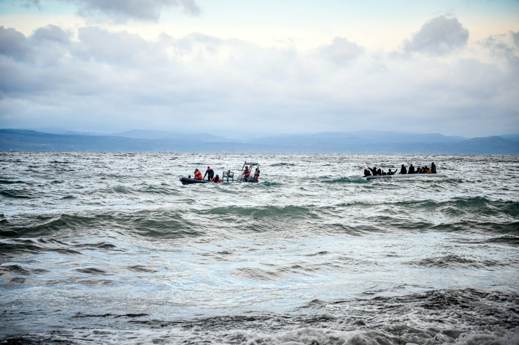 Λέσβος: Βάρκα με πρόσφυγες έφθασε στο νησί εν μέσω θαλασσοταραχής