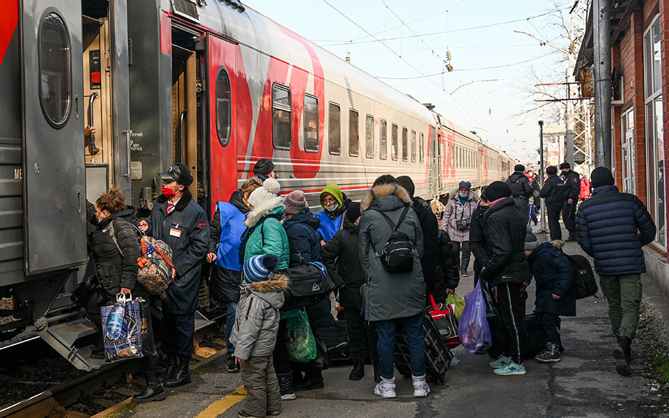 Σχεδόν 103 εκατομμύρια άνθρωποι σήμερα εγκαταλείπουν τις χώρες τους λόγω πολέμων και διωγμών