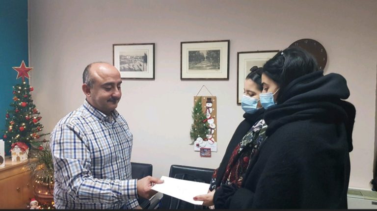 Τα φιλοδωρήματα δύο μηνών έδωσαν στο Κοινωνικό Παντοπωλείο Δ. Τρικκαίων εργαζόμενοι στην εστίαση