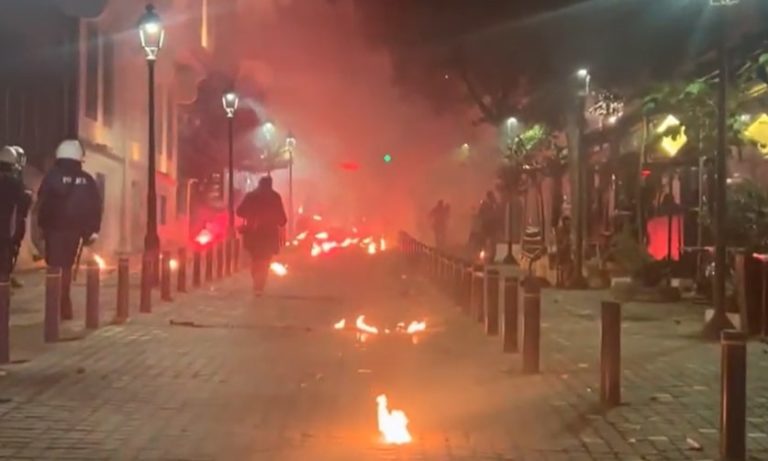 Επέτειος Γρηγορόπουλου – Θεσσαλονίκη: Επεισόδια μετά το τέλος της πορείας – Δεκάδες μολότοφ και πετροπόλεμος