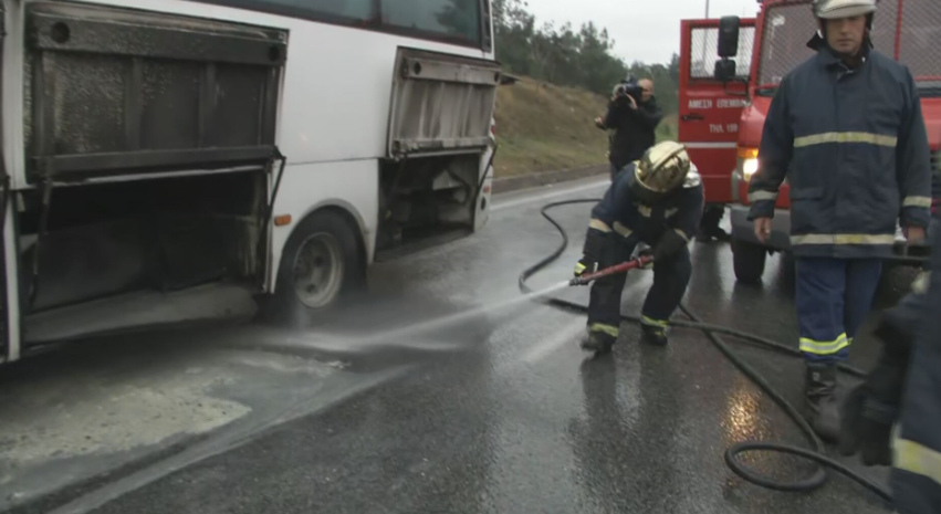 Θεσσαλονίκη: Φωτιά σε σχολικό λεωφορείο στον περιφερειακό – Απεγκλωβίστηκαν σώοι οι μαθητές