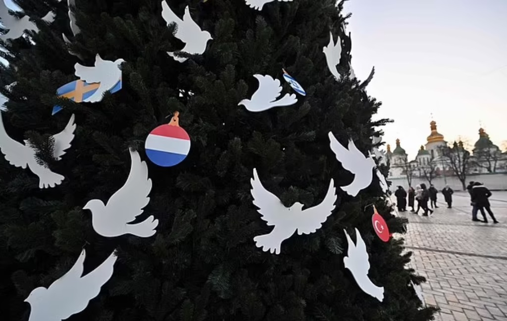 Το «δέντρο της αήττητης Ουκρανίας» στο Κίεβο και «οι παγωμένοι στρατιώτες» της Ρωσίας