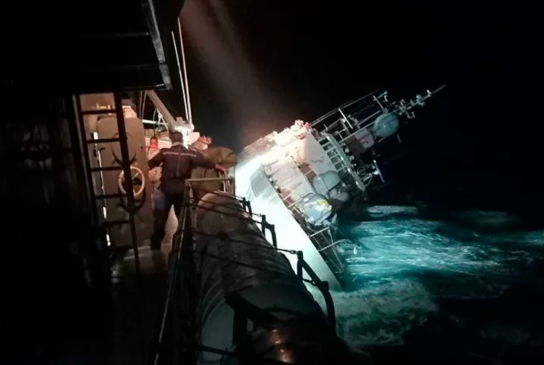 Ταϊλάνδη – Ναυάγιο: Διάσωση  ναύτη αναπτερώνει τις ελπίδες για 29 αγνοούμενους