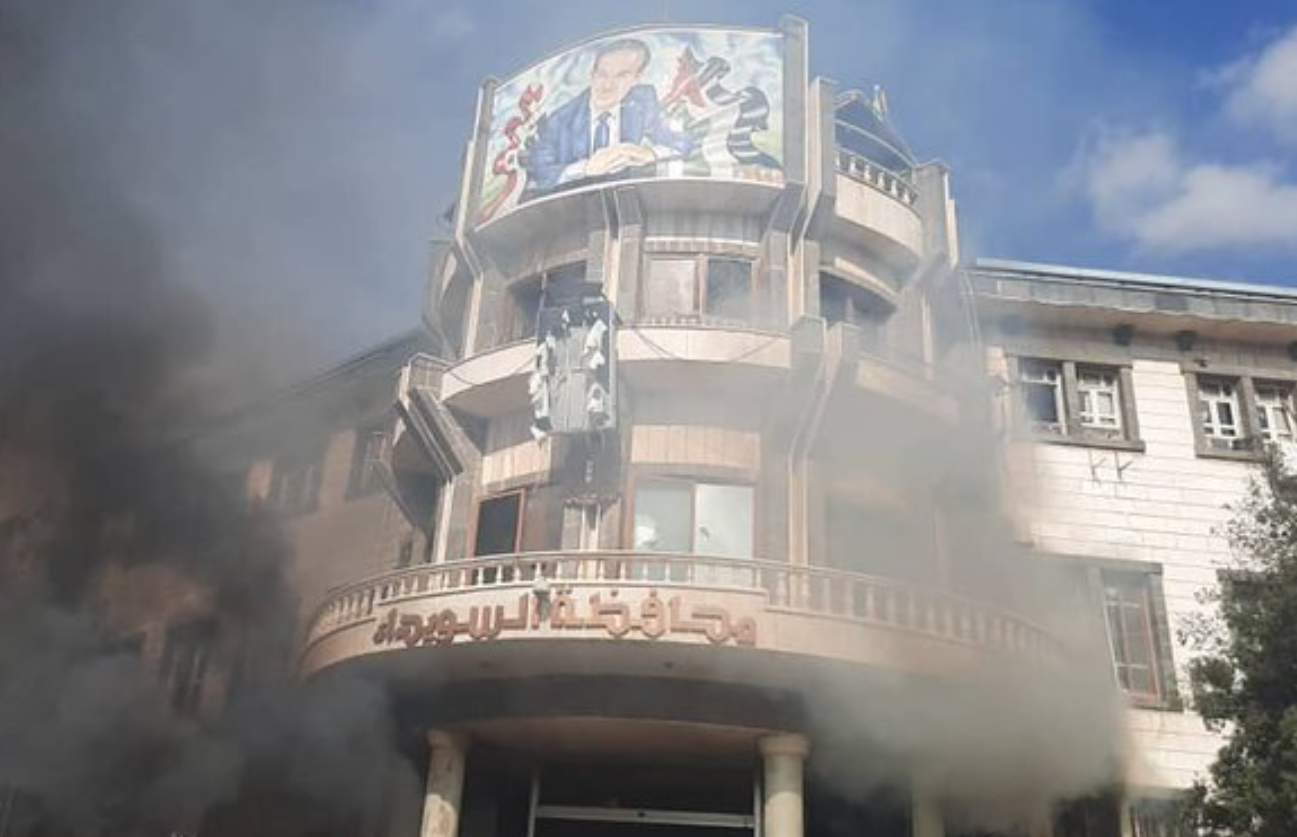 Συρία: Διαδηλωτές επιτέθηκαν στο γραφείο του κυβερνήτη στην πόλη Σουέιντα – Ακούστηκαν πυροβολισμοί