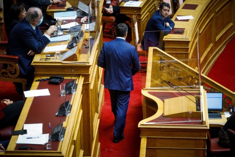 Βουλή: Κόντρα Τσίπρα – Μητσοτάκη για το ποιος θα κλείσει τη συζήτηση – Η παρέμβαση Τασούλα
