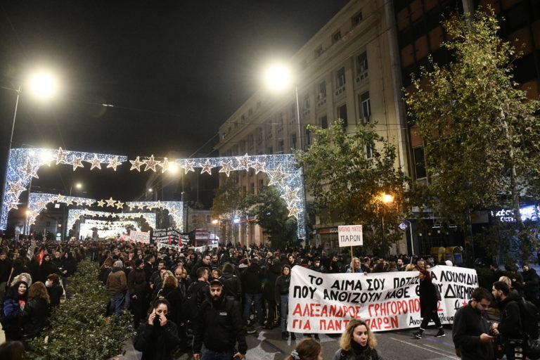Αλέξανδρος Γρηγορόπουλος: Σε εξέλιξη η πορεία στο κέντρο της Αθήνας – Άνοιξε ο σταθμός του μετρό «Σύνταγμα»