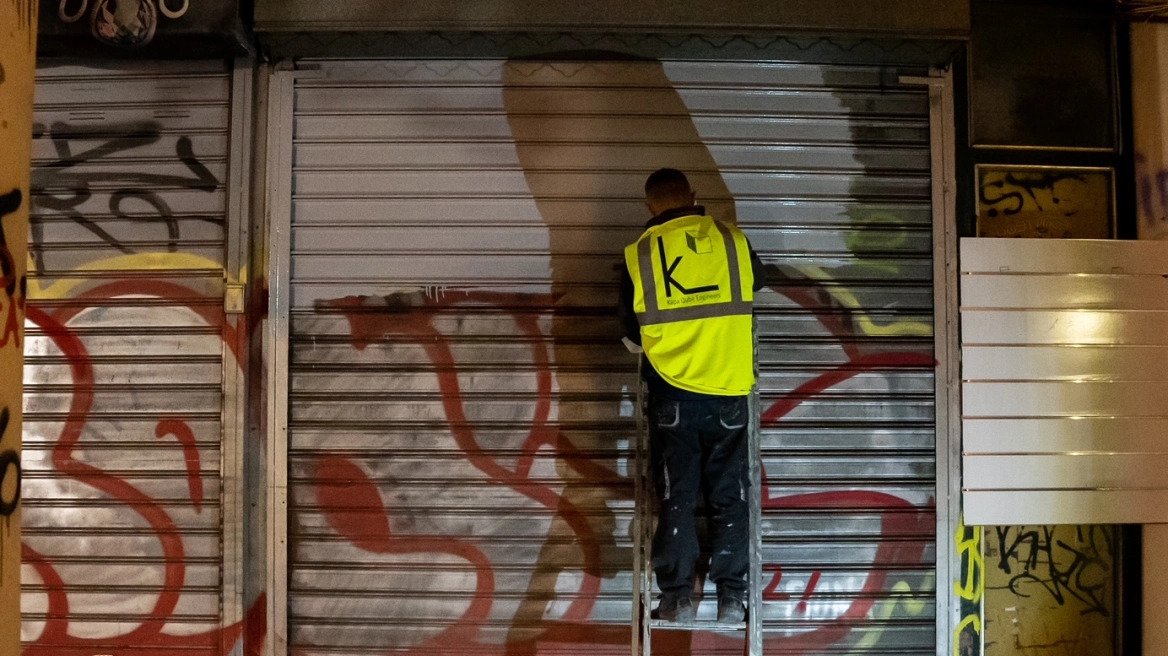 Επιχείρηση αντι-γκράφιτι «μαμούθ» στο κέντρο της πόλης από τον Δήμο Αθηναίων