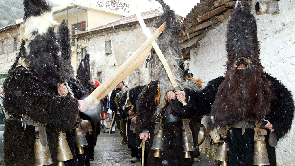 Έθιμα και παραδόσεις των Θεοφανείων σε κάθε γωνιά της Ελλάδας