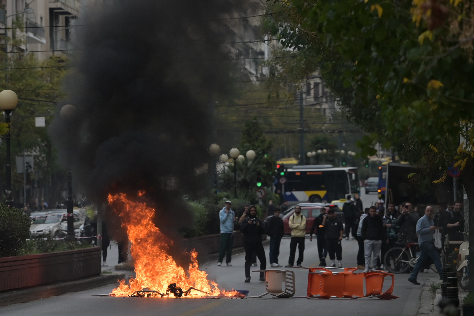 Ένταση έξω από την ΑΣΟΕΕ – Κλειστή η Πατησίων και στα δύο ρεύματα