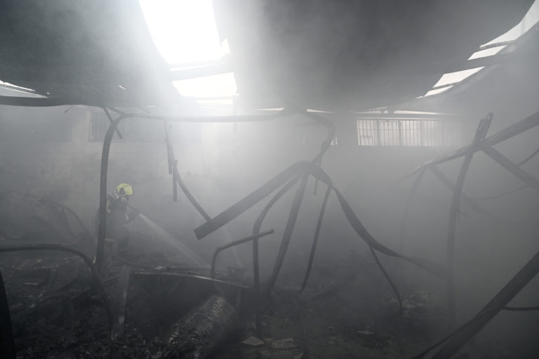 Ασπρόπυργος: Υπό έλεγχο η φωτιά σε εργοστάσιο πολυεστερικών
