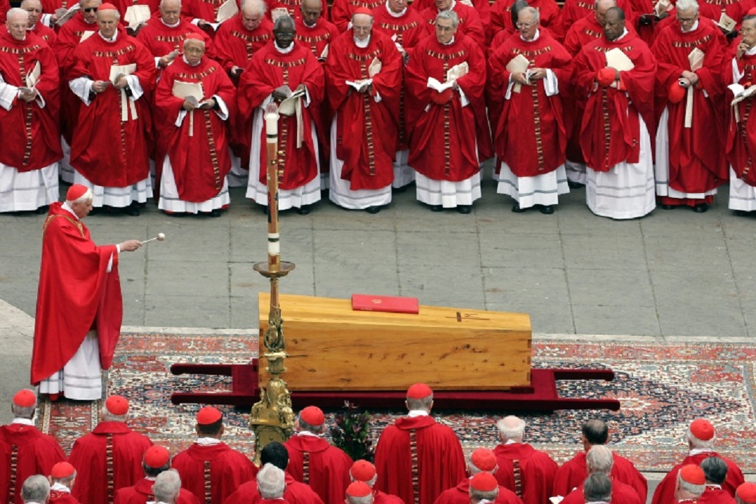 Θάνατος Βενέδικτου ΙΣΤ’: Ενεργοποιείται πρωτόκολλο πένθους «αν και εγκατέλειψε τον παπισμό»