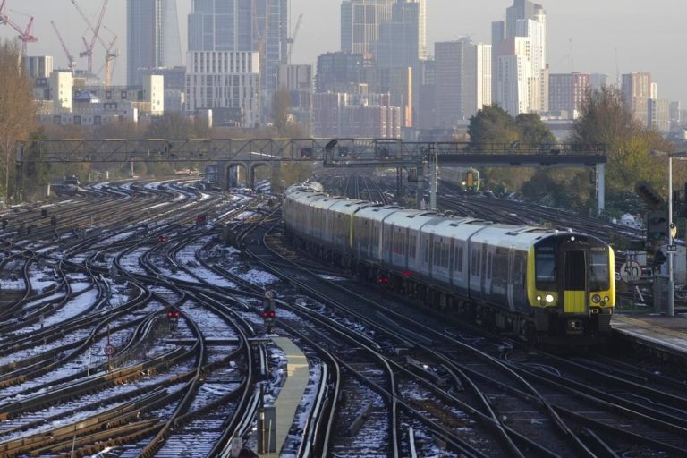 Στη δίνη των απεργιών τα Χριστούγεννα η Βρετανία