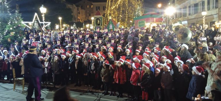 Κέρκυρα: Μαγική βραδιά με κάλαντα και χορούς μπροστά από το παλιό Δημαρχείο