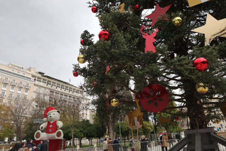 Φωταγώγηση του χριστουγεννιάτικου δέντρου στο Σύνταγμα στις 19:15