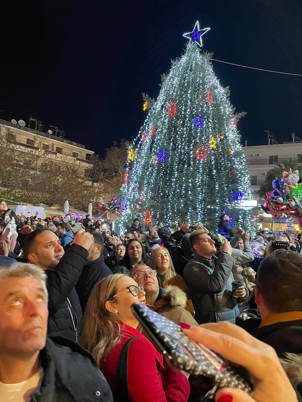 Φωταγωγήθηκε το Χριστουγεννιάτικο δέντρο στην Αμαλιάδα